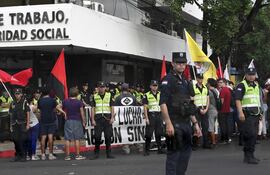 De los 292 millones de ocupados en América Latina y el Caribe, la mitad se encuentra en el sector informal, según la CEPAL.