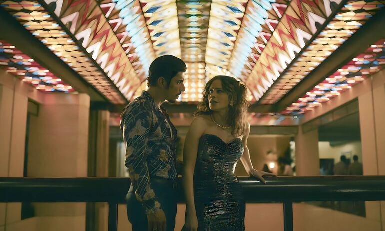 Sofía Vergara, como Griselda, y Alberto Guerra, como Darío, durante una escena de 'Griselda', la serie de Netflix sobre la famosa narcotraficante colombiana.