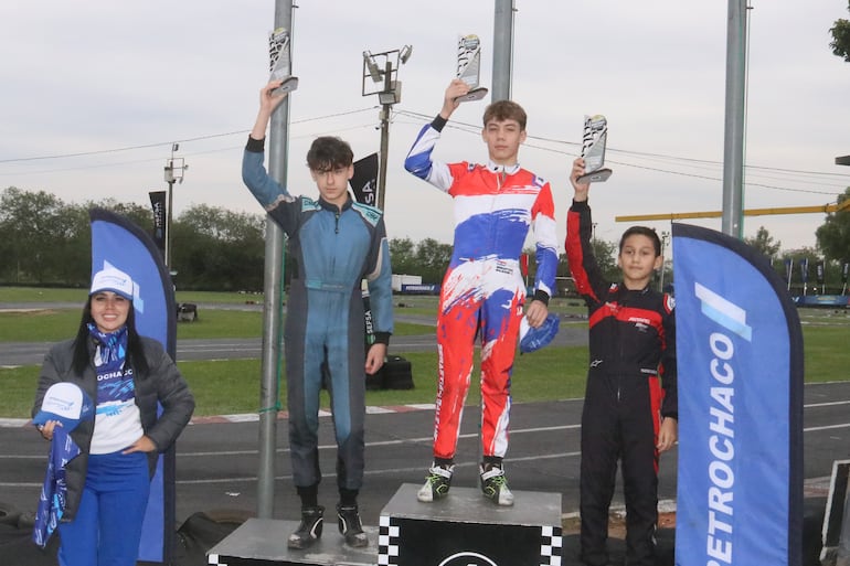 Los mejores de la categoría Rotax Junior Max posan para la foto, luego de una extraordinaria jornada.