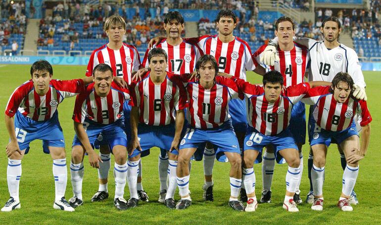 Formación de la selección paraguaya que venció en semifinales a Irak. Arriba: Emilio Martínez, José Cardozo, Fredy Bareiro, Carlos Gamarra y Diego Barreto; Abajo: Julio Enciso, Julio Manzur, Celso Esquivel, Aureliano Torres, Osvaldo Díaz y Édgar Barreto.