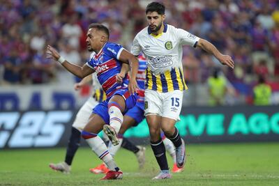 AMDEP5036. FORTALEZA (BRASIL), 21/08/2024.- Facundo Mallo (d) de Rosario remata para anotar un gol este miércoles, en el partido de vuelta de octavos de final de la Copa Sudamericana entre Fortaleza y Rosario Central en el estadio Castelão en Fortaleza (Brasil). EFE/ Jarbas Oliveira