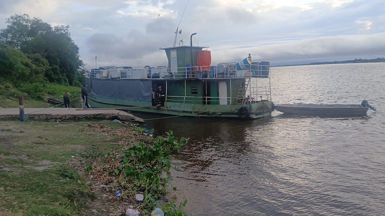 Las aguas del rìo frente a Fuerte Olimpo, continua descendiendo