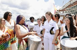 La princesa Leonor de Borbón escuchando al grupo femenino de percusión de la escuela Pracatum a la llegada del buque escuela Juan Sebastián de Elcano a Salvador de Bahía (Brasil). Ahora, la futura reina de España ya está rumbo a Uruguay.