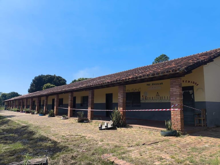 Escuela N.º 919 “Prof. Melania Zarza de Ramírez” de Carapeguá lleva más de un año en riesgo de derrumbe sin respuesta del MEC.