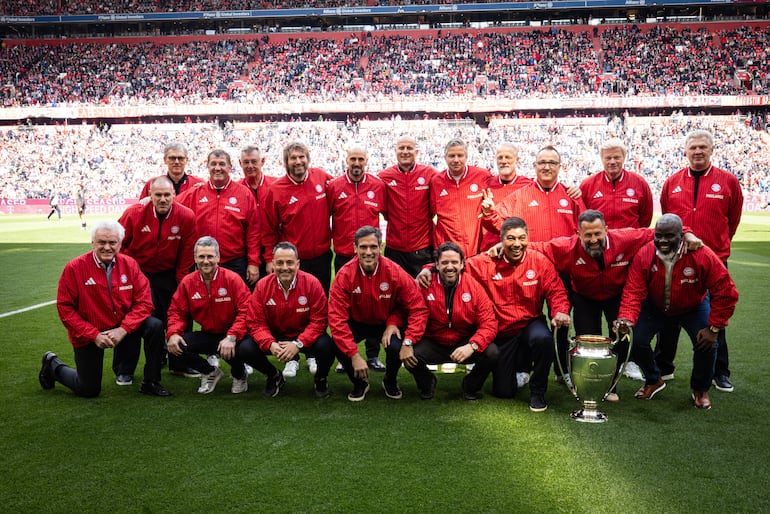 Bayern Múnich rinde tributo a Roque Santa Cruz y los campeones de la Champions 2001