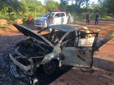 Los asaltantes incineraron, a unas cinco cuadras de la vivienda de la víctima, el vehículo que usaron para perpetrar el atraco.