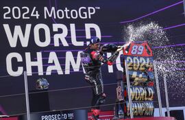 El español Jorge Martín celebra la conquista del Campeonato del Mundo tras quedar tercero en el Gran Premio Barcelona Solidaridad de MotoGP, celebrado en el circuito de Montmeló, el pasado noviembre.