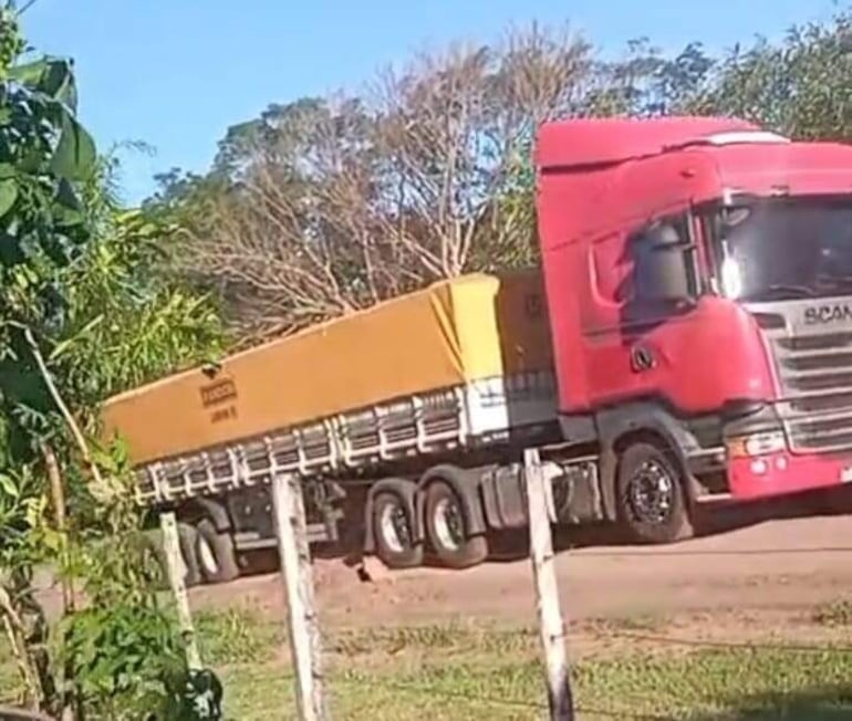 Tráfico pesado hacia una alcoholera agrava el estado de la ruta Sapucái-Yarigua'a.