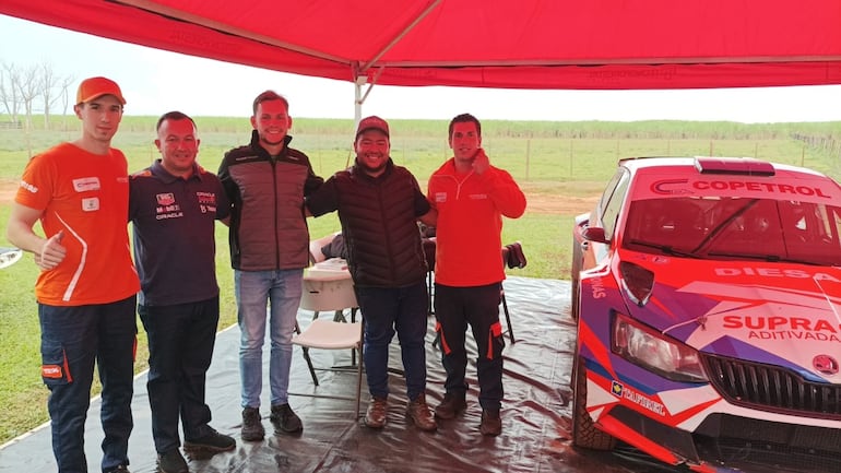 Nicolás Tómboly recibió ayer la visita del mundialista boliviano Marco Bulacia.