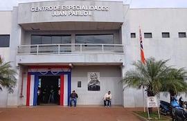 Acceso principal al Centro de Especialidades Juan Pablo II, de Pedro Juan Caballero.