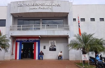 Acceso principal al Centro de Especialidades Juan Pablo II, de Pedro Juan Caballero.