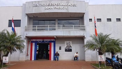 Acceso principal al Centro de Especialidades Juan Pablo II, de Pedro Juan Caballero.