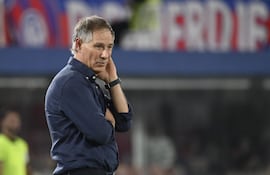 El entrenador argentino, Ariel Enrique Holan (65 años) observa el encuentro entre Cerro Porteño y Sportivo 2 de Mayo, disputado en La Nueva Olla.