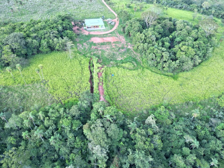 Vista aérea de la casa de Barón Escurra en Capitán Bado. Nótese abajo la salida del túnel, en un barranco que sale a un monte.