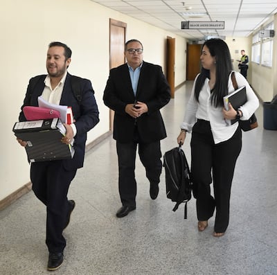 Carlos Granada, acusado de supuesto acoso sexual y otros hechos, se retira de Tribunales luego de la primera jornada de juicio oral.