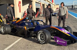 Mateo Valente, piloto paraguayo que debutó este sábado en la Fórmula 3 de la Ultimate Cup Series de Europa, lotrando un cuarto lugar.