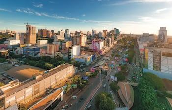 Esta cabecera del país desempeña un papel clave en la integración comercial regional. Su cercanía inmediata con Brasil le otorga un dinamismo que ninguna otra ciudad paraguaya posee.