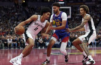 Dylan Harper, en acción durante el duelo entre San Antonio Spurs y Denver Nuggets.