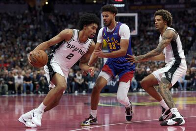 Dylan Harper, en acción durante el duelo entre San Antonio Spurs y Denver Nuggets.