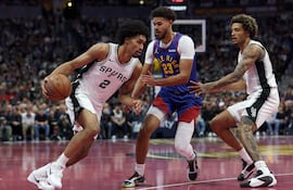Dylan Harper, en acción durante el duelo entre San Antonio Spurs y Denver Nuggets.