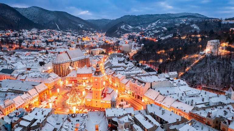 Navidad en la Plaza del Consejo, Brasov, Rumania.