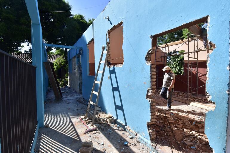 Otra imagen del pabellón que está en proceso de reparación en la escuela El Salvador.
