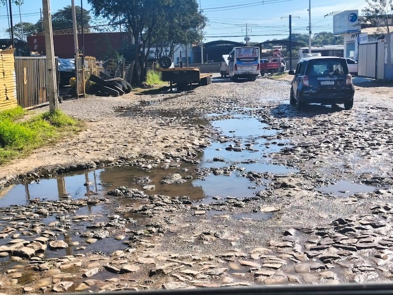 Baches en Mariano Roque Alonso. Foto de César Luis Benítez / Facebook.