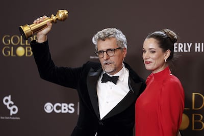 - El director brasileño Kléber Mendonca Filho (izq.) y la productora francesa Émilie Lesclaux posan en la sala de prensa con el premio a la mejor película en lengua no inglesa por "El agente secreto".