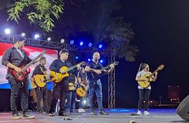 Escuela de guitarra dirigida por el profesor Lorenzo Céspedes, del Centro Cultural y Comunitario Fulgencio Yegros.