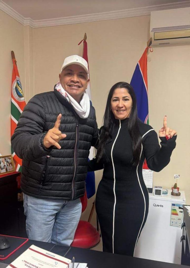 Pablino Arévalos (ANR), intendente saliente de Zanja Pytã y la concejal Liz Perla Franco Cabañas (ANR), a quien Arévalos reconoció por resolución como intendente interina.