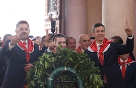 El vicepresidente de Paraguay, Pedro Alliana (i); el presidente de la Asociación Nacional Republicana - Partido Colorado, Horacio Cartes (c), y el presidente de Paraguay, Santiago Peña, posan durante la celebración del 139 aniversario del partido. EFE/ Juan Pablo Pino.