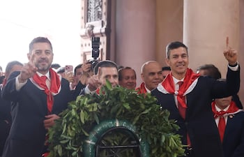 El vicepresidente de Paraguay, Pedro Alliana (i); el presidente de la Asociación Nacional Republicana - Partido Colorado, Horacio Cartes (c), y el presidente de Paraguay, Santiago Peña, posan durante la celebración del 139 aniversario del partido. EFE/ Juan Pablo Pino.
