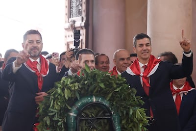 El vicepresidente de Paraguay, Pedro Alliana (i); el presidente de la Asociación Nacional Republicana - Partido Colorado, Horacio Cartes (c), y el presidente de Paraguay, Santiago Peña, posan durante la celebración del 139 aniversario del partido. EFE/ Juan Pablo Pino.