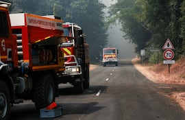 Quinientos bomberos y dos aviones, así combate Francia los incendios en emblemático Fontainebleau.