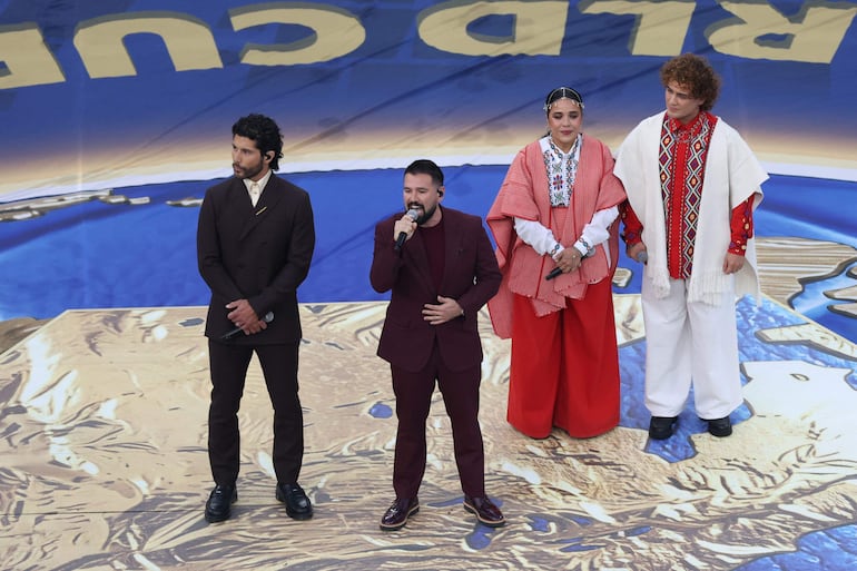 Jennifer Hicks Enciso y Miguel Narváez de Purahei Soul interpretan el himno nacional paraguayo antes del partido del Grupo D de la Copa Mundial.