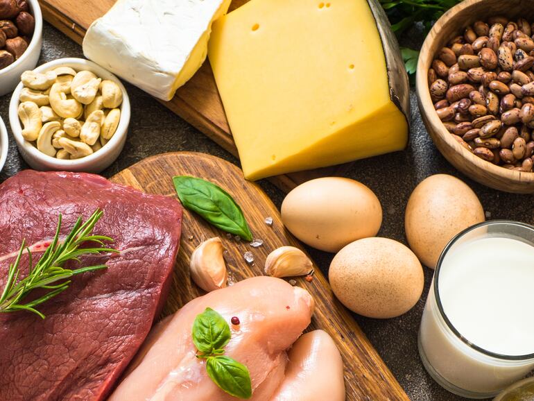 Alimentos que contienen zinc. Carne vacuna, pollo, pescado, cereales integrales, maní, espinaca y lenteja.