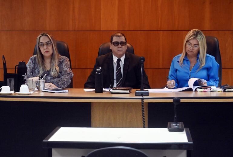 De izq. a der. los magistrados Alba González, Víctor Alfieri y Dina Marchuk, integrantes del Tribunal de Sentencia.