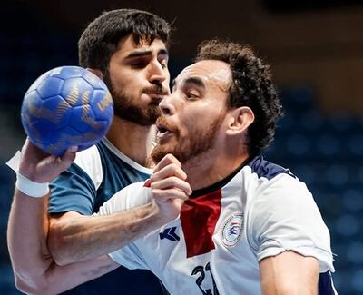 El guerrero Nelson Martínez pelea contra la defensa azerbaiyana para obtener el triunfo.