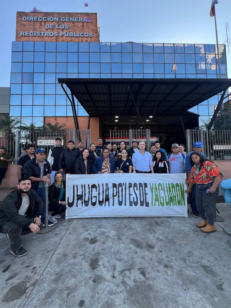El intendente de Yaguarón, Luis Rodríguez (PLRA), junto a un grupo de pobladores, llegó hasta el RUN para intentar evitar el despojo de Hugua Po’i, pero no fue recibido.