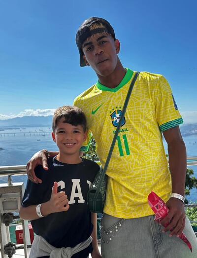 La superestrella del FC Barcelona, Lamine Yamal, durante sus vacaciones en Brasil, junto a un niño admirador.