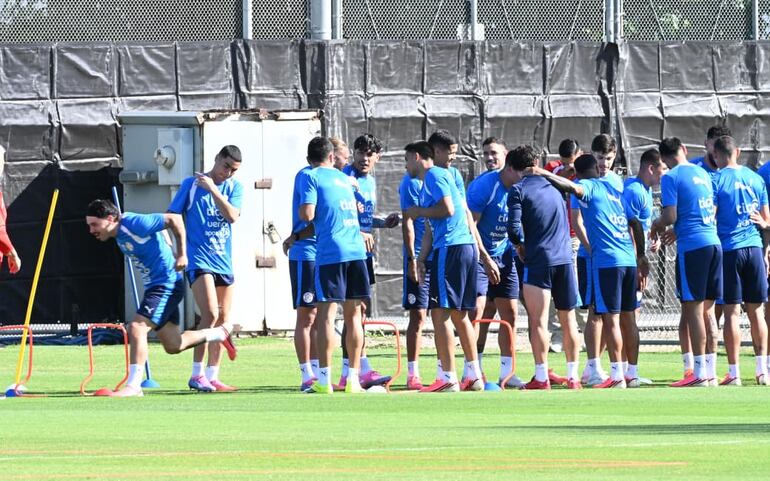 Mauricio pasa por el pasillo para la carrera baqueta por su cumpleaño 25.