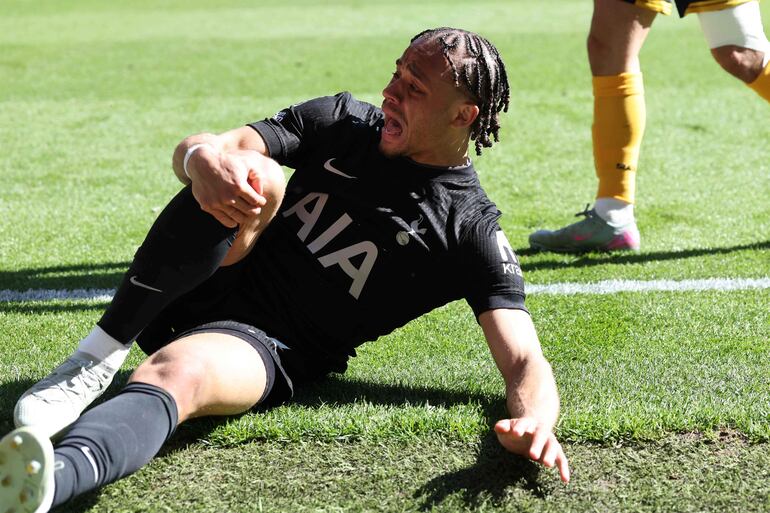 El centrocampista neerlandés del Tottenham Hotspur, el #07 Xavi Simons, reacciona tras sufrir un golpe durante el partido de fútbol de la Premier League inglesa entre el Wolverhampton Wanderers y el Tottenham Hotspur en el estadio Molineux en Wolverhampton.