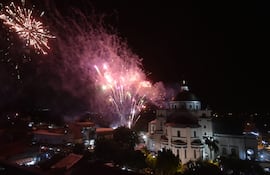 Con el tradicional espectáculo de fuegos artificiales, se recibió el Día de la Virgen de Caacupé.