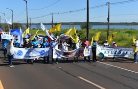 Marcha de docentes en Encarnación, Itapúa.