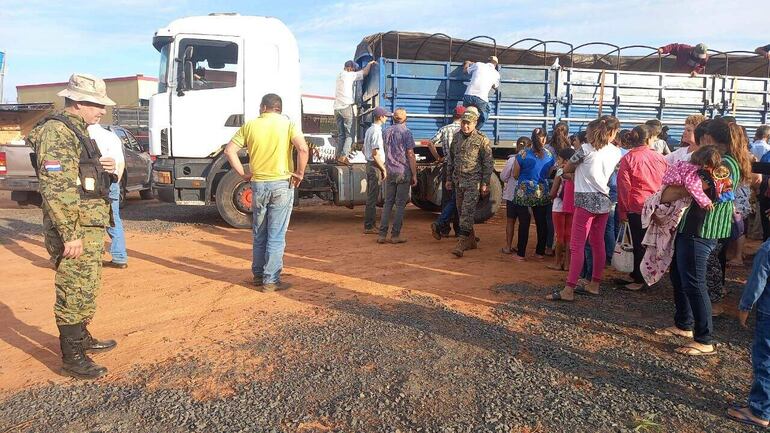 En fila, los pobladores de Sidepar, distrito de Yhú, reciben los víveres de manos de los menonitas.