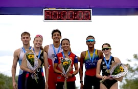El podio de la Copa Regional de Desarrollo de Triatlón "Asunción 2026" que se desarrolló este sábado en El Delta. Este domingo se realiza la World Cup en el mismo escenario.