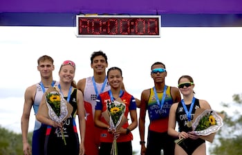 El podio de la Copa Regional de Desarrollo de Triatlón "Asunción 2026" que se desarrolló este sábado en El Delta. Este domingo se realiza la World Cup en el mismo escenario.
