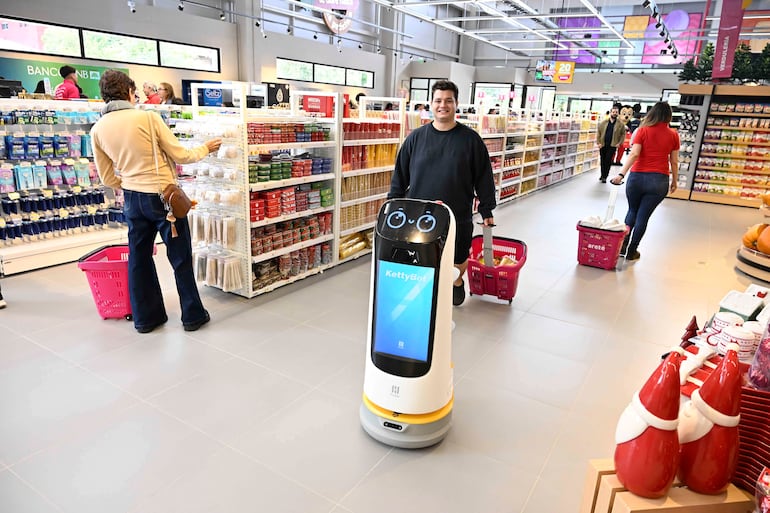 Pudu, el simpático robot que recorre el establecimiento e interactúa con los visitantes, se sumó a las experiencias preparadas para la apertura.
