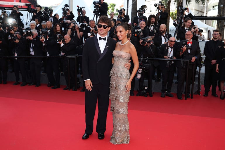 La pareja del momento. Charles Leclerc y Alexandra Saint Mleux en la red carpet del Cannes Film Festival 2026. (Valery HACHE / AFP)