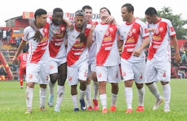 Festejo de gol de River Plate, líder de la Primera División B.